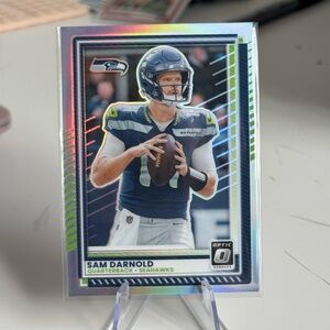 🔥 2025 Sam Darnold Panini Donruss Optic Silver Prizm. Seattle Seahawks.